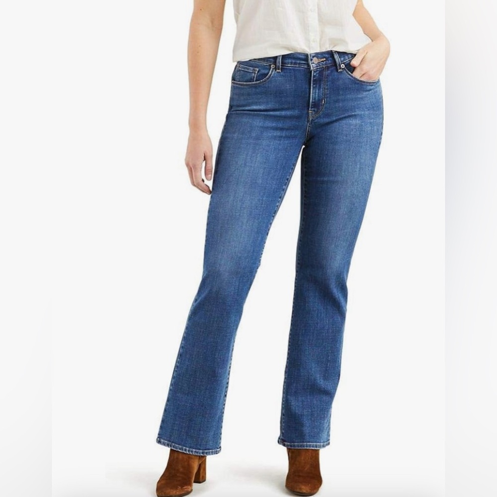 EUC Levis classic boot cut dark blue denim classic 5 pocket jeanss